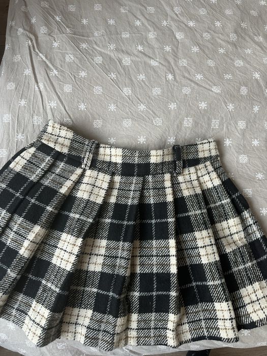 Прекрасна пола с колан носена веднъж