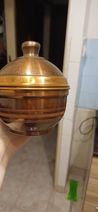 Антикварна купа с бронзови орнаменти