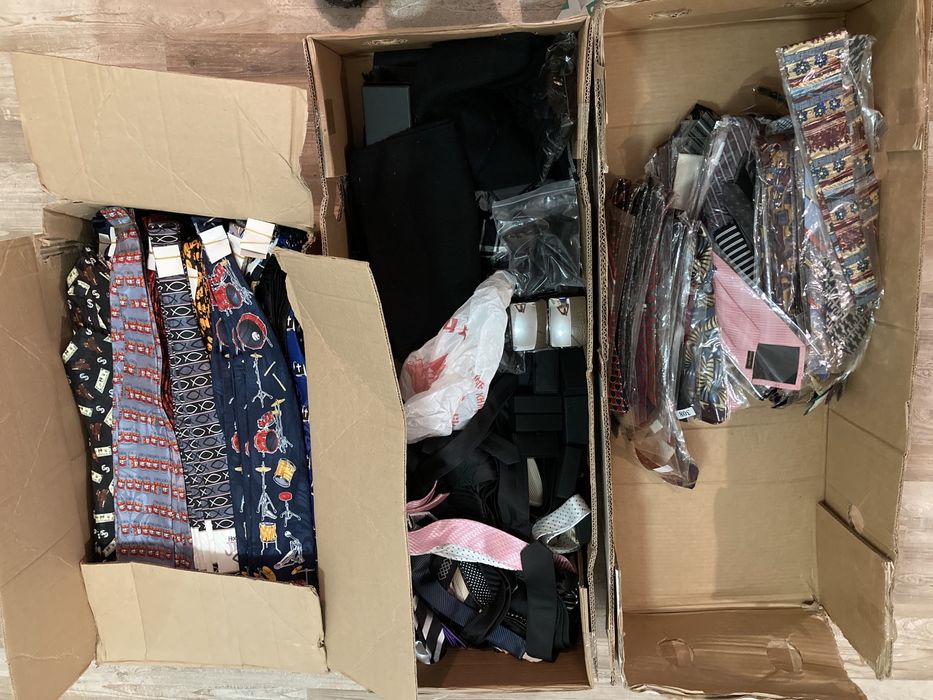 Вратовръзки , бутонели , игли , шалове, папионки