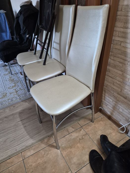 Продам стулья 4 штуки полный набор