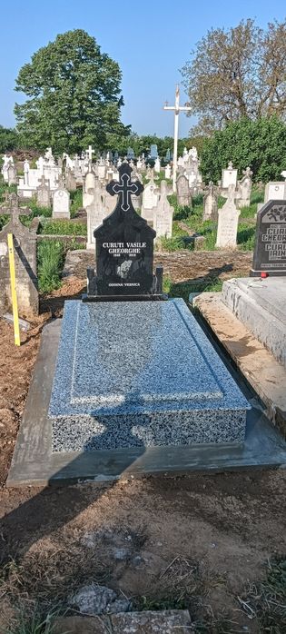 Monumente funerare