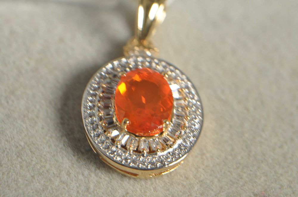 Pandantiv Argint placat Aur roz, Opal caboson, design halo