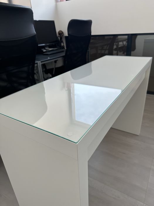 Vând măsuță/birou de machiaj Malm - Ikea