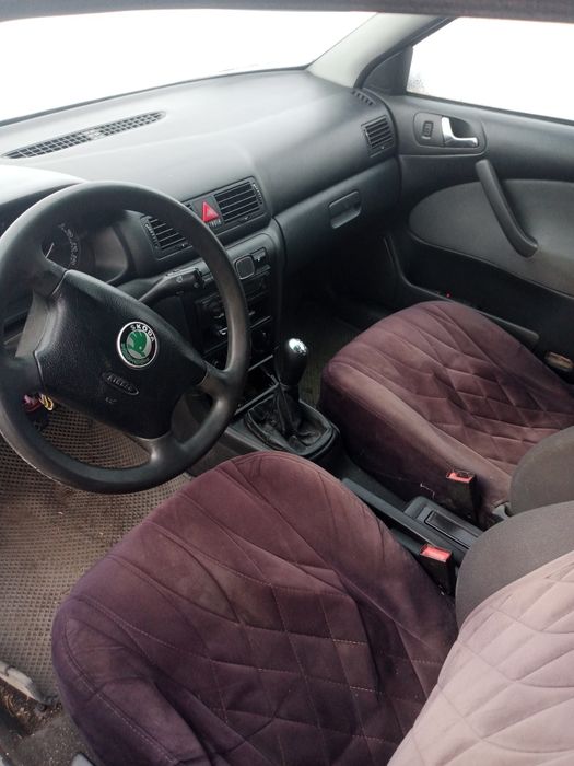 Продам  срочно машину