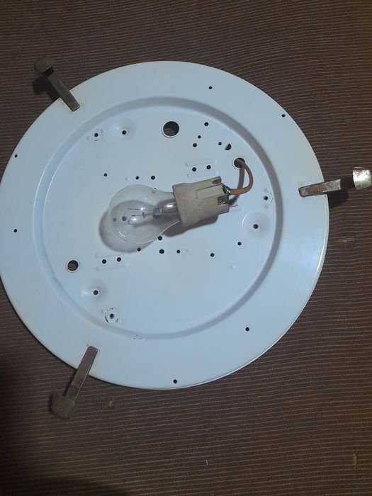 Vând aplica cu bec normal