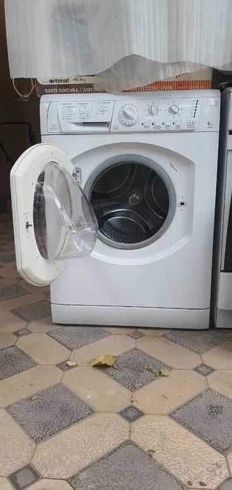 Стиральная машина Hotpoint-Ariston ARXL 85