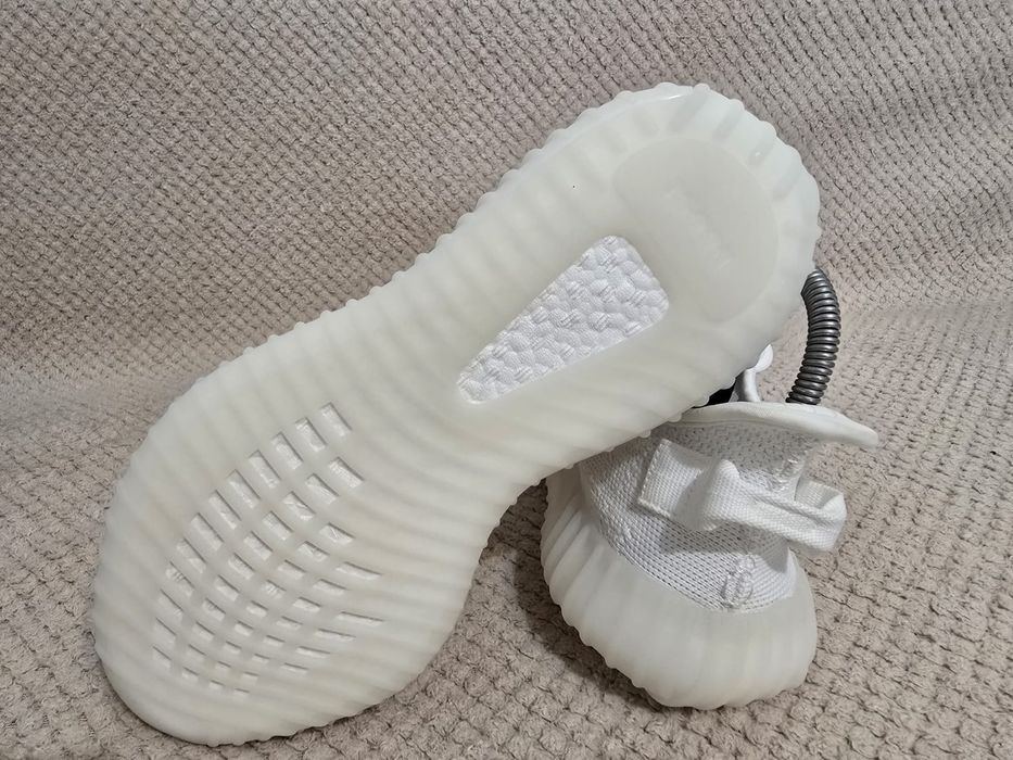 Adidas Yeezy  nr 41-45 pret 350 lei