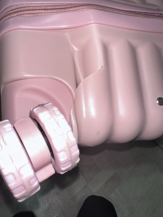 чемодан розовый женский