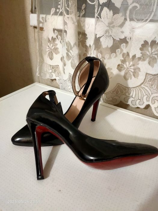 Продаю туфли  черные лаковые38р