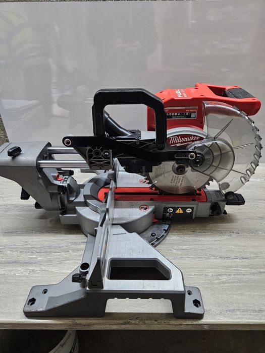 Milwaukee Настолен Циркуляр M18FMS190 18V.