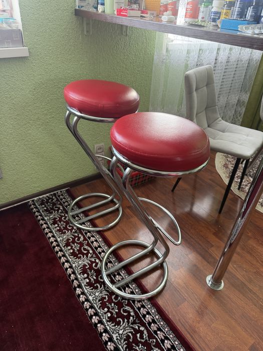 Продам шкаф и сулья барные