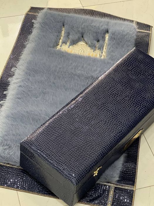 Кожа чемоданда катта мехли жойнамоз.