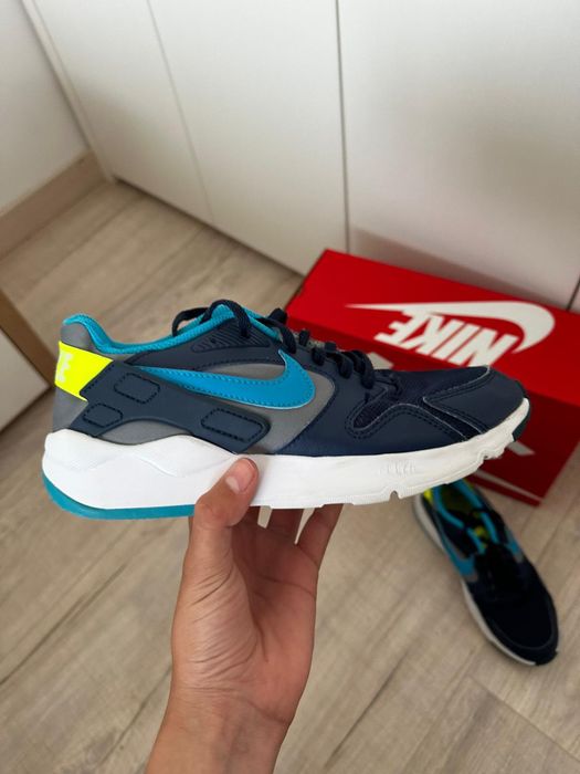 Vând adidași Nike