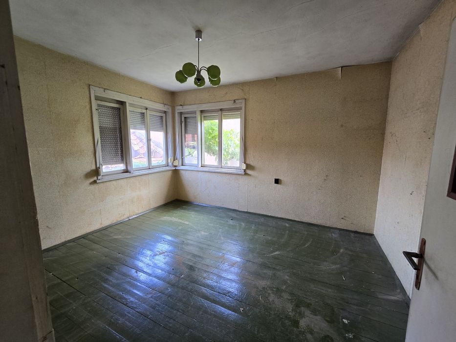 БЕЗ КОМИСИОН ОТ КУПУВАЧА  Къща в гр.Казанлък, в тих и спокоен квартал