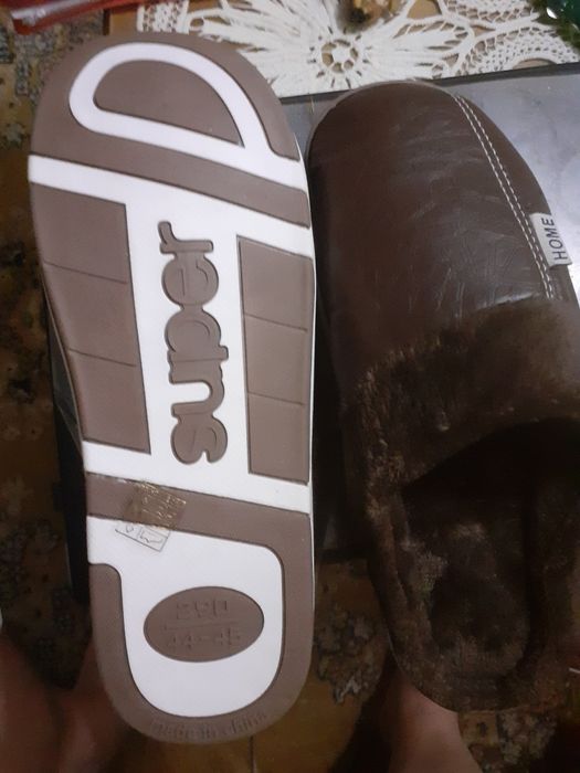 Vând o pereche de papuci pentru bărbați  maro 30 lei mărime 44 45