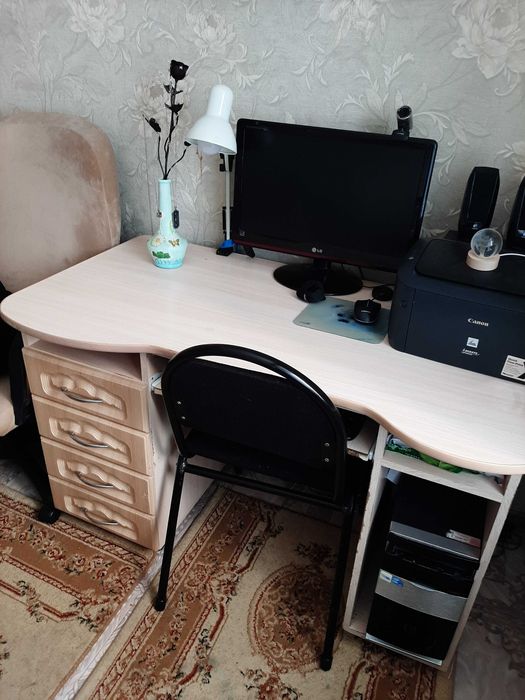 Продам компьютерный стол и полку