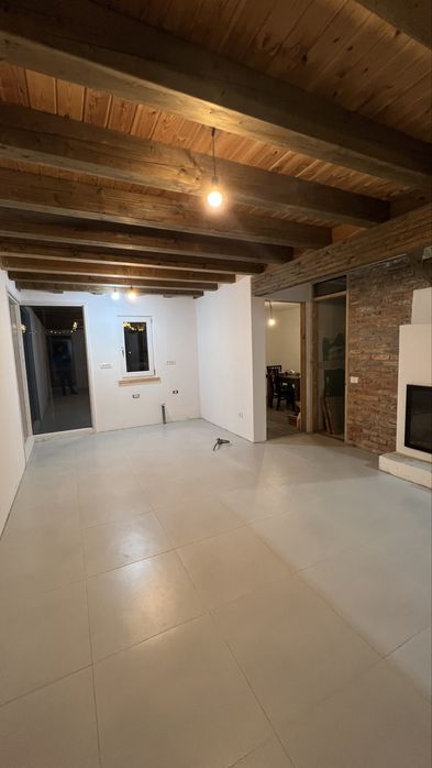 Casă noua aproape de lac