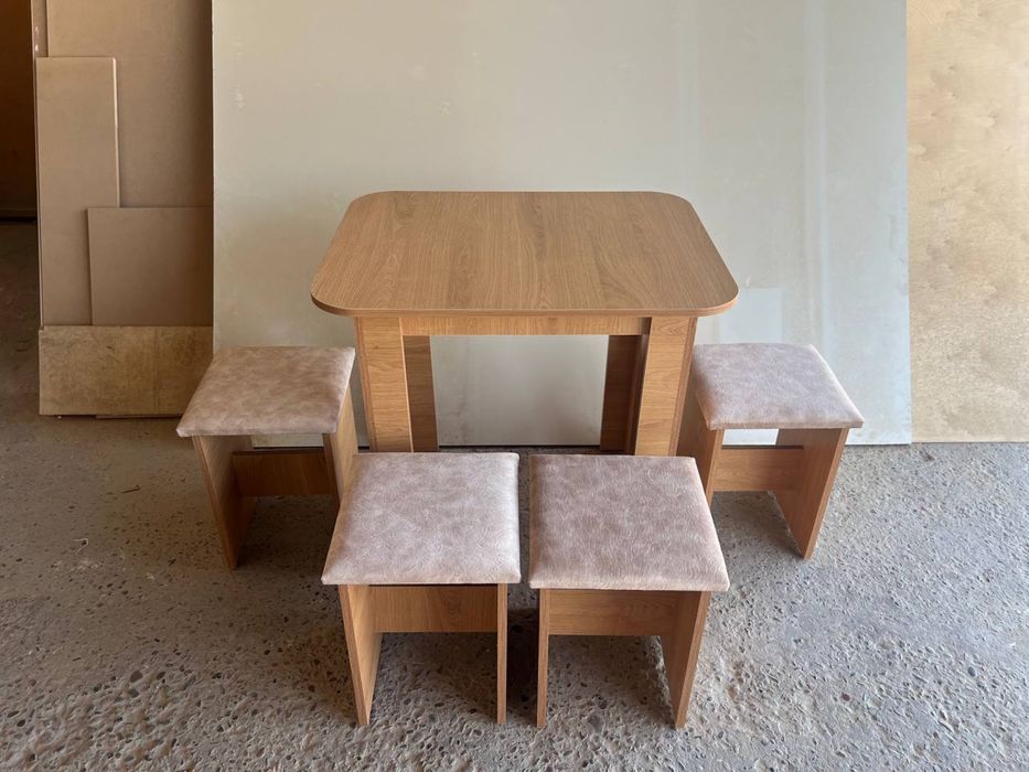 Продаётся Новый Кухонный стол и табуретки