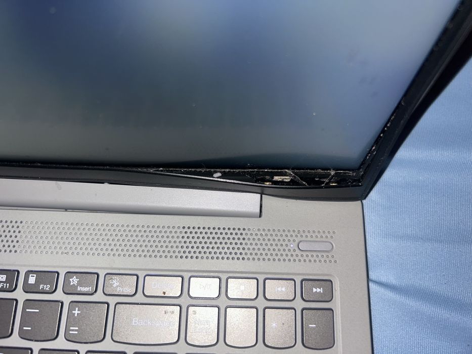 Laptop Lenovo IdeaPad 5 - stare ok , rama deslipita intr o parte