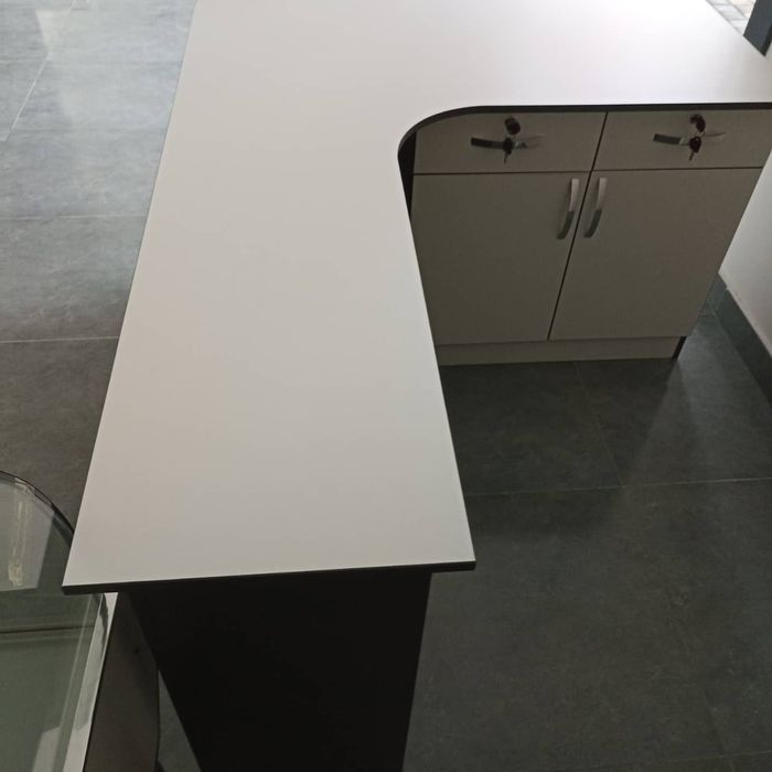 Кассовые столы ветрины стелажи на заказ