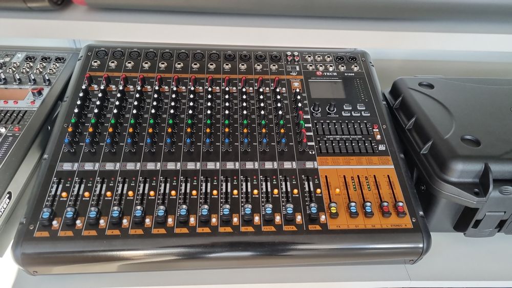 Активный микшерный пульт.