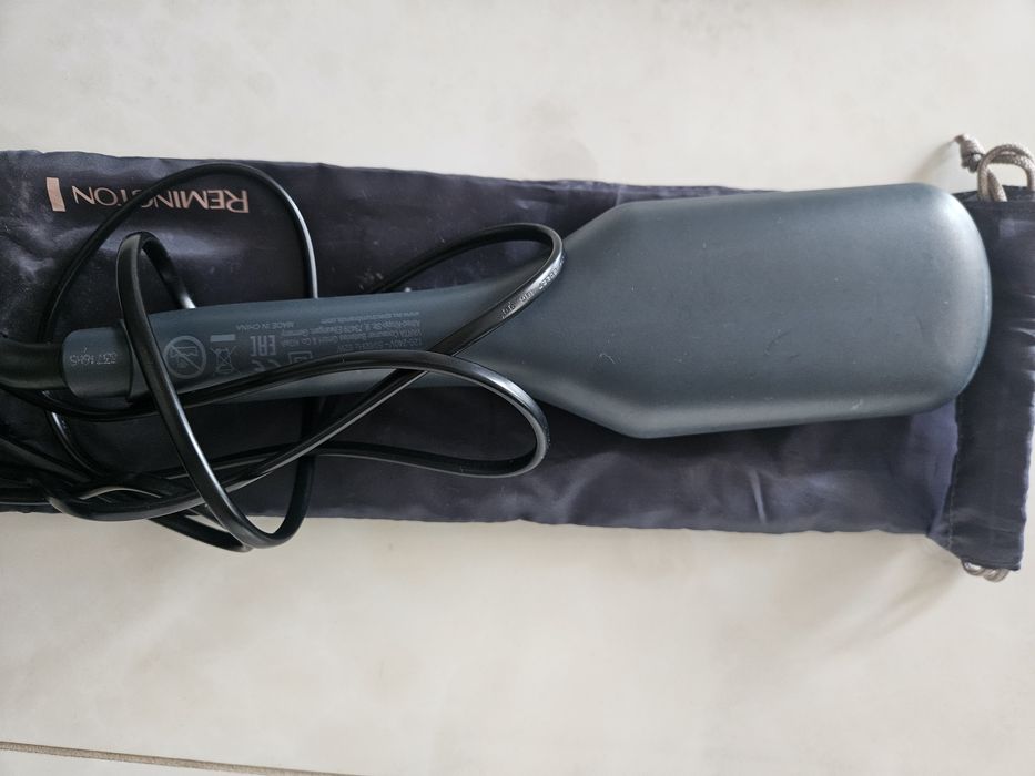 Perie electrică pentru îndreptat părul Remington – folosită puțin