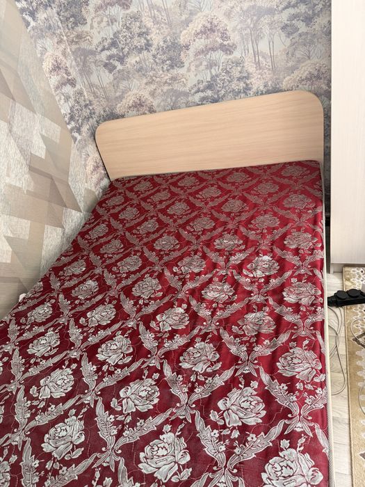 Спальный кровать,тумба,зеркало