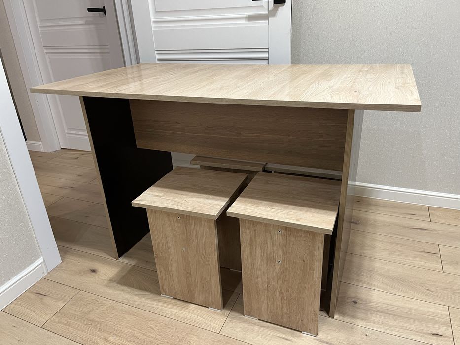 Стол кухонный, компактный