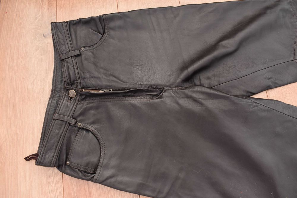 Pantaloni dama din piele marca Apart