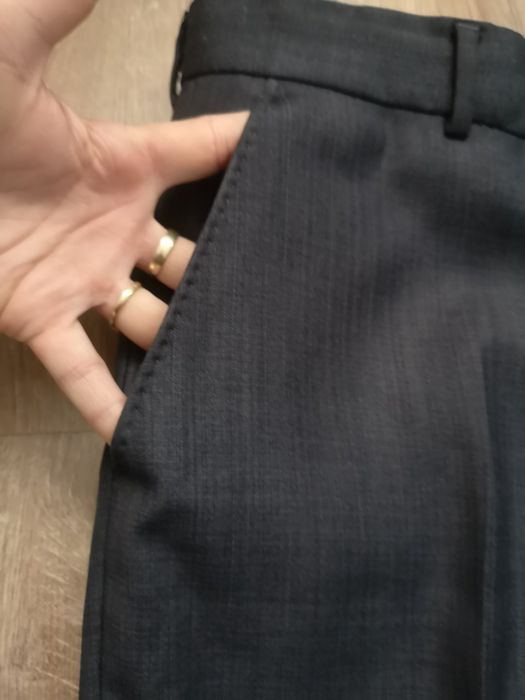 Pantaloni costum, mărimea 52. 80% lână.