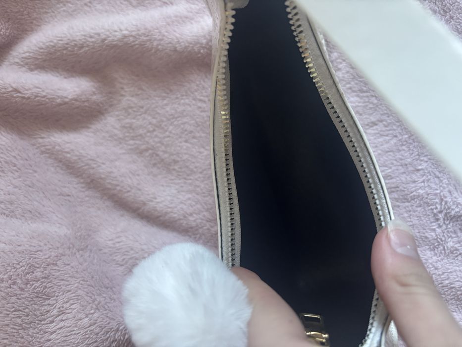 Малка, бяла чантичка с бяло сърце