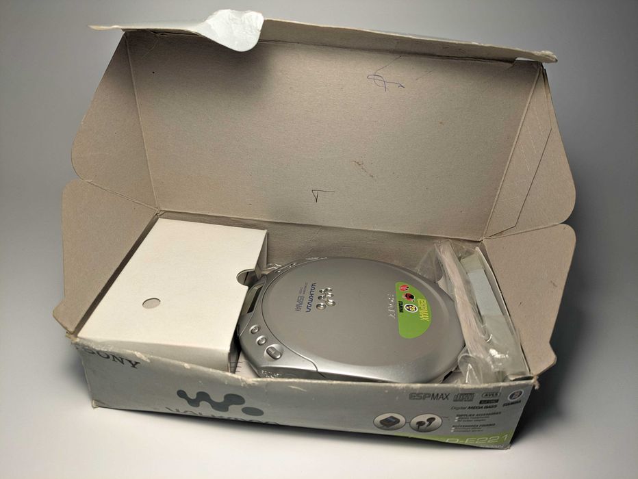 Sony Walkman D-E221 с кутия и всичко налично