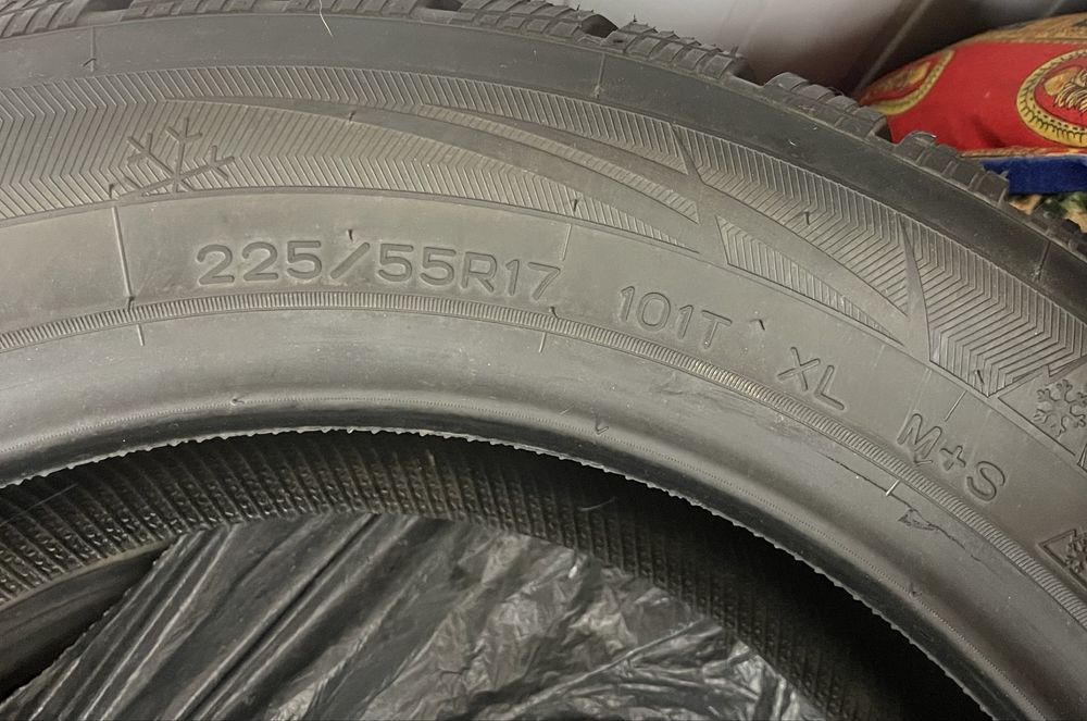 Зимние шины 225/55R17 .