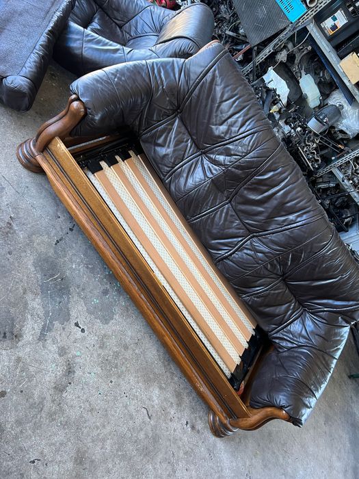 Разтегателен кожен диван