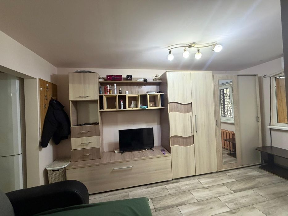 Închiriez Garsoniera etaj 1