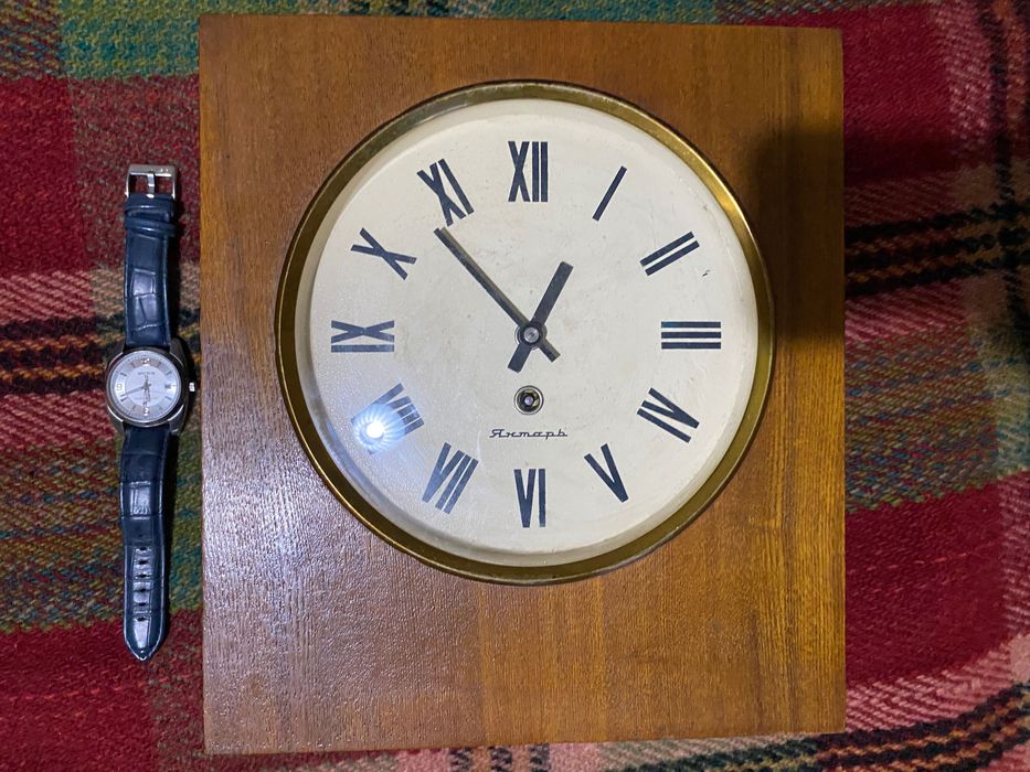 Два часовника ръчен и стенен