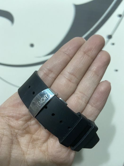 Продам часы наручные живанши