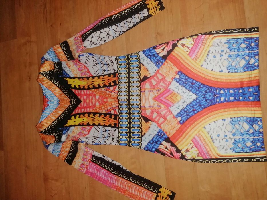 Къса рокля с гол гръб