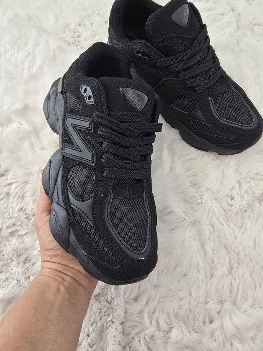 Adidași unisex ..