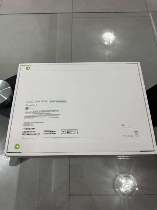 Apple Macbook Air 13” M4 starlight 256Gb / 16GB RAM • NOU • SIGILAT •