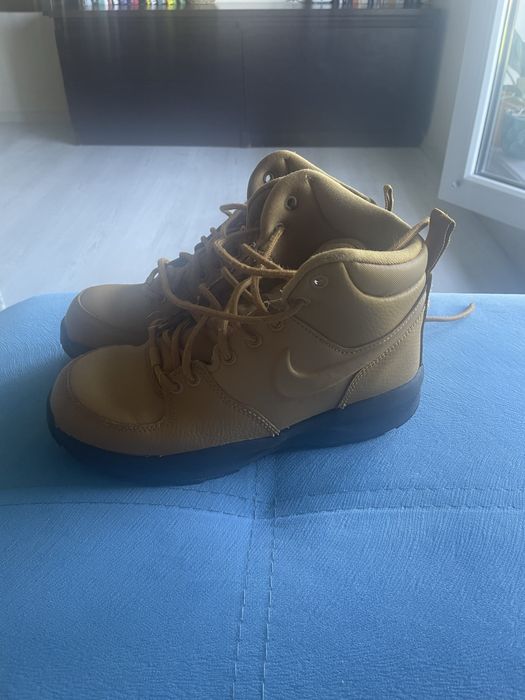 Nike Manoa letter