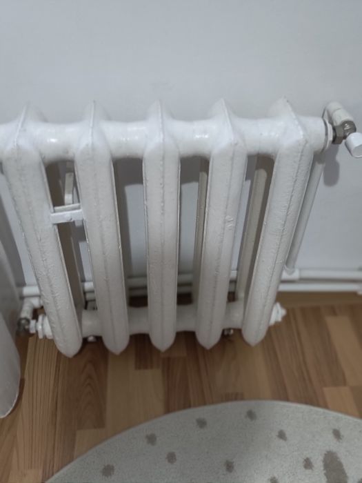 Vând 5 calorifere din fontă