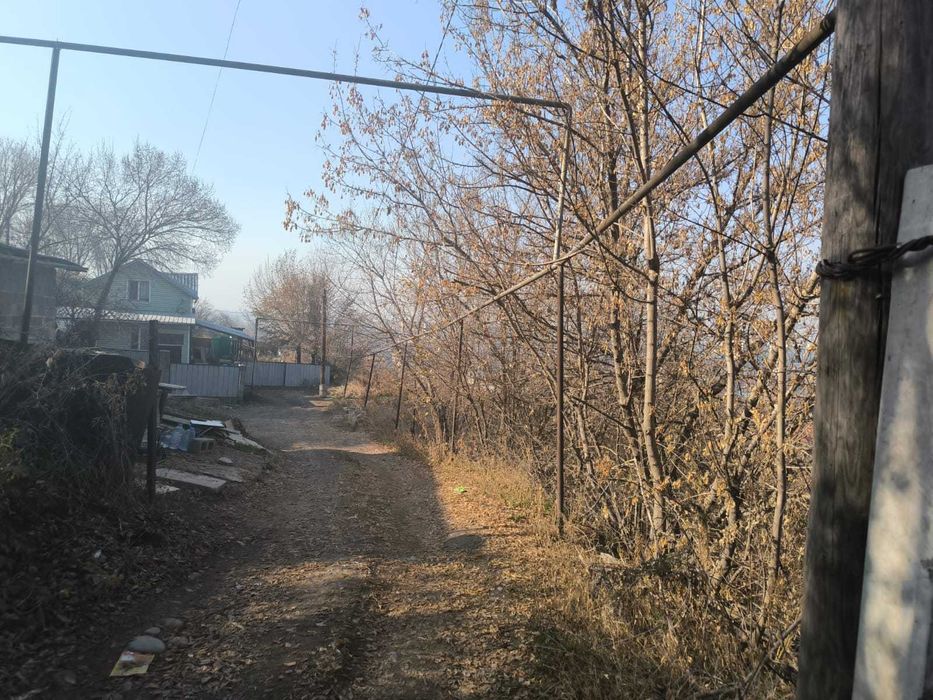 участок в Бесагаче с постройкой