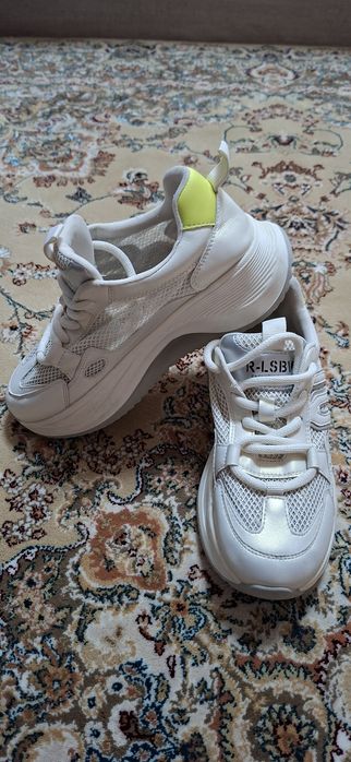 Продам женские кроссовки