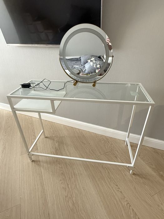 Туалетный столик с зеркалом