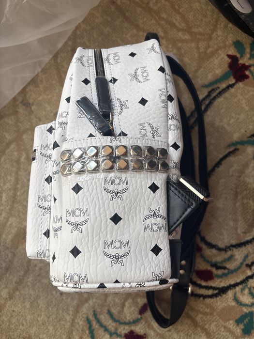 белый рюкзак mcm