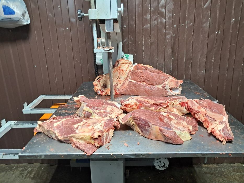 Арамен ет кесіп беремін.