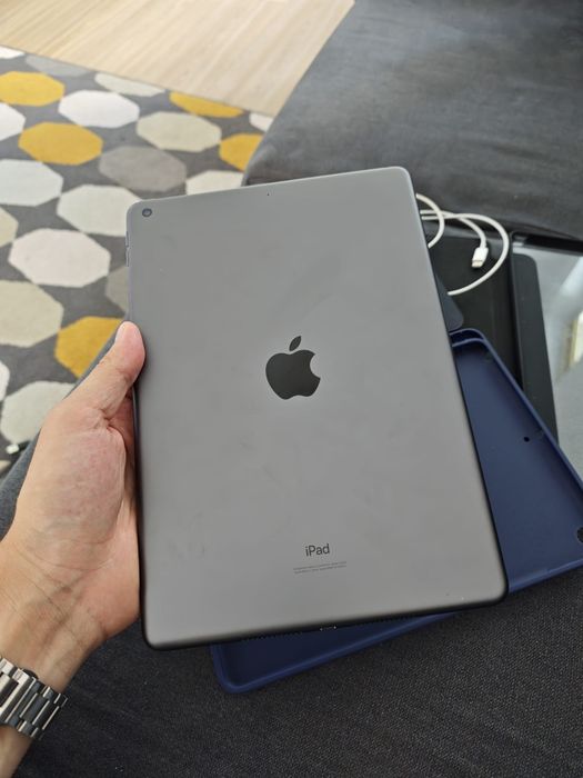iPad 8, 128 GB, impecabil, pen, huse, ca nou.
