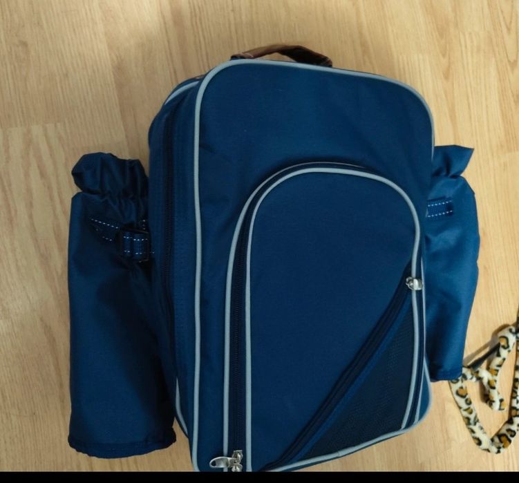 Rucsac pentru picnic cu accesorii și termic.