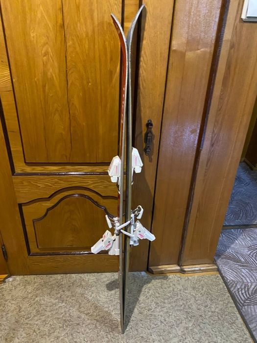 Продам лыжи. Мужские Elan. Женские, подойдут для обучения детей.